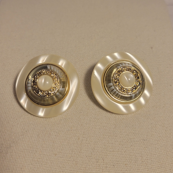 Retro Acrylic Earrings Postbacks Faux Pearl Cream Statement Round Vintage - Picture 1 of 8